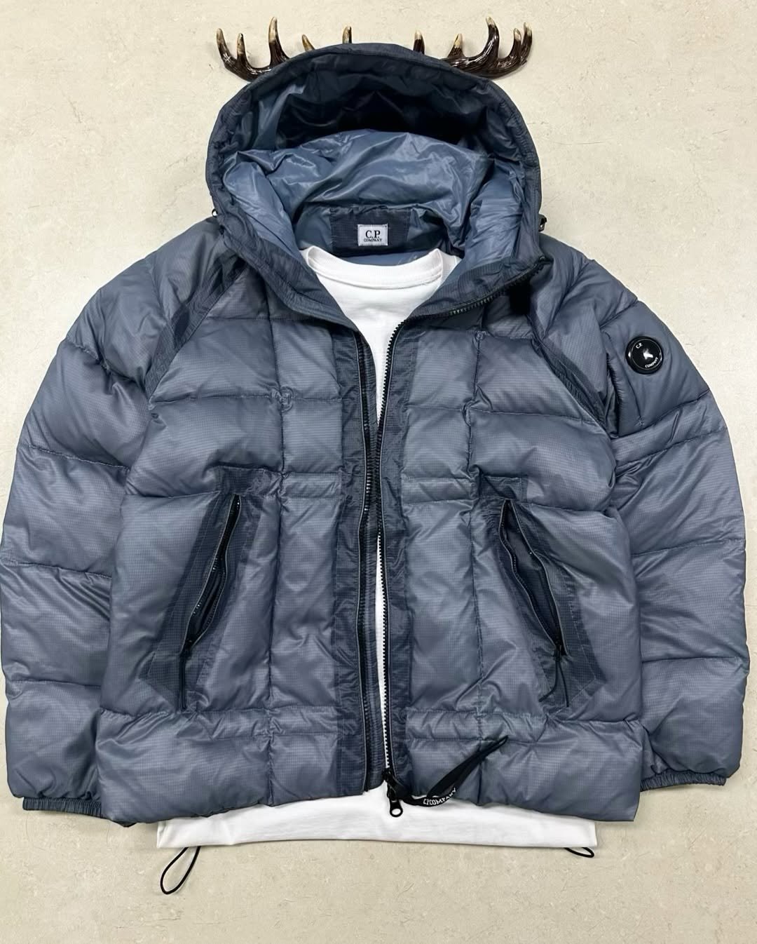 Photo by 디어 빈티지샵 (빈티지 구제 가디건 브랜드 의류) on December 25, 2025. May be an image of sherpa coat, duffle coat, goosedown coat, snowsuit, jacket, parka, fleece and text.