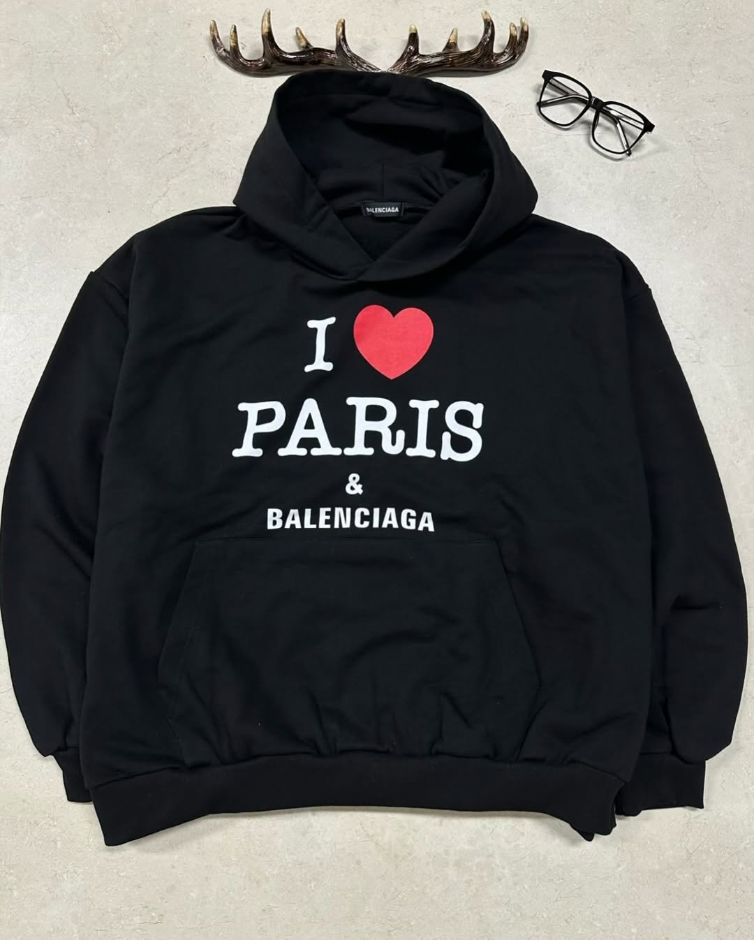 Photo by 디어 빈티지샵 (빈티지 구제 가디건 브랜드 의류) on February 18, 2026. May be an image of fleece, parka, sweatshirt, jacket and text that says 'wAce ง MILENCIASA I PARIS BALENCIAGA'.