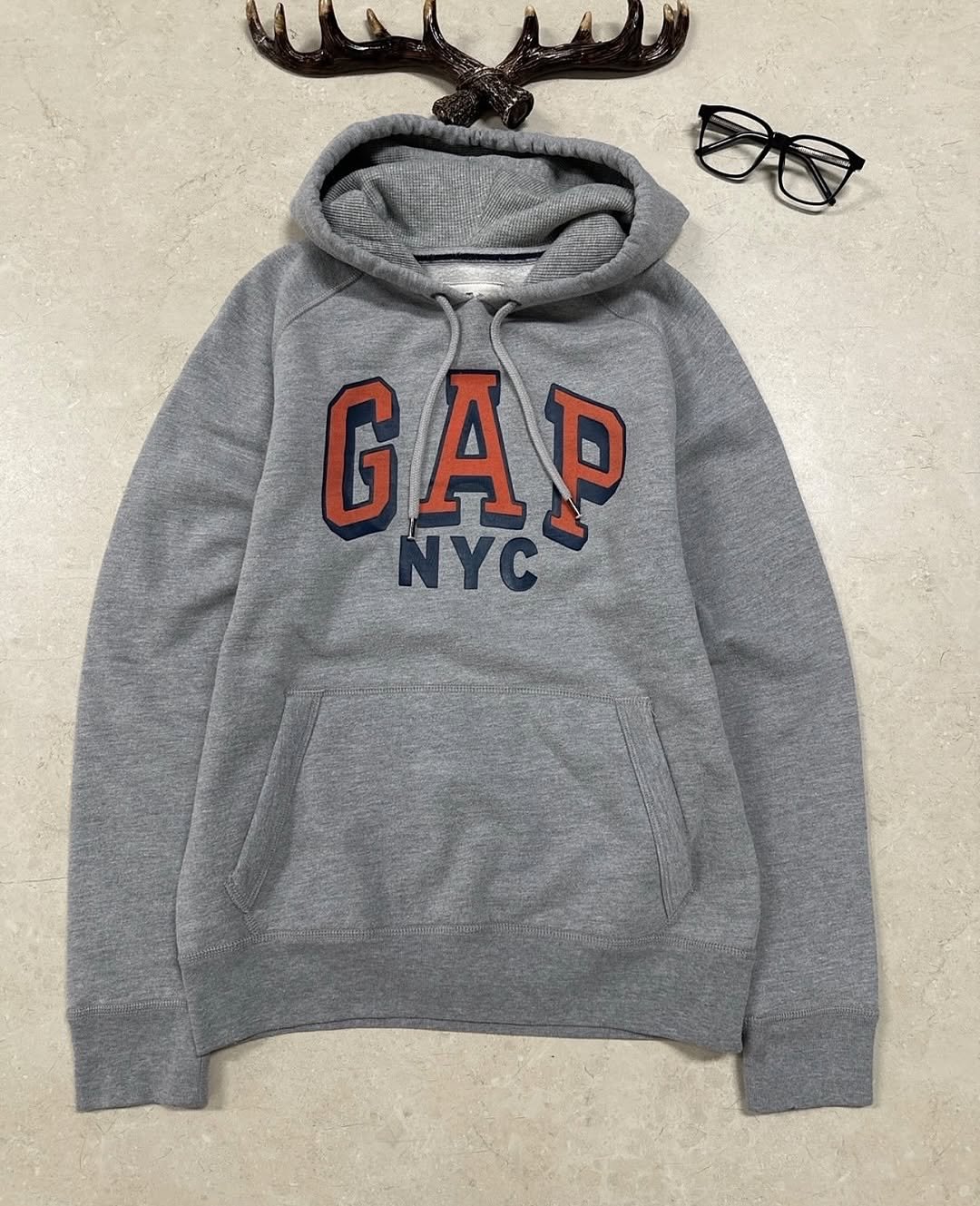 Photo by 디어 빈티지샵 (빈티지 구제 가디건 브랜드 의류) on December 25, 2025. May be an image of sweater, fleece, parka, sweatshirt, jacket and text that says 'GAP P NYC'.