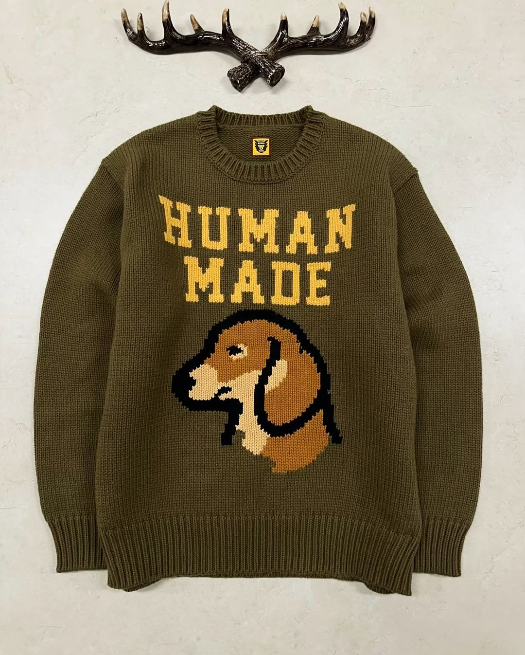 Photo by 디어 빈티지샵 (빈티지 구제 가디건 브랜드 의류) on December 25, 2025. May be an image of ‎sweater, knit, wool, turtleneck, sweatshirt and ‎text that says '‎سري HUMAN MADE‎'‎‎.