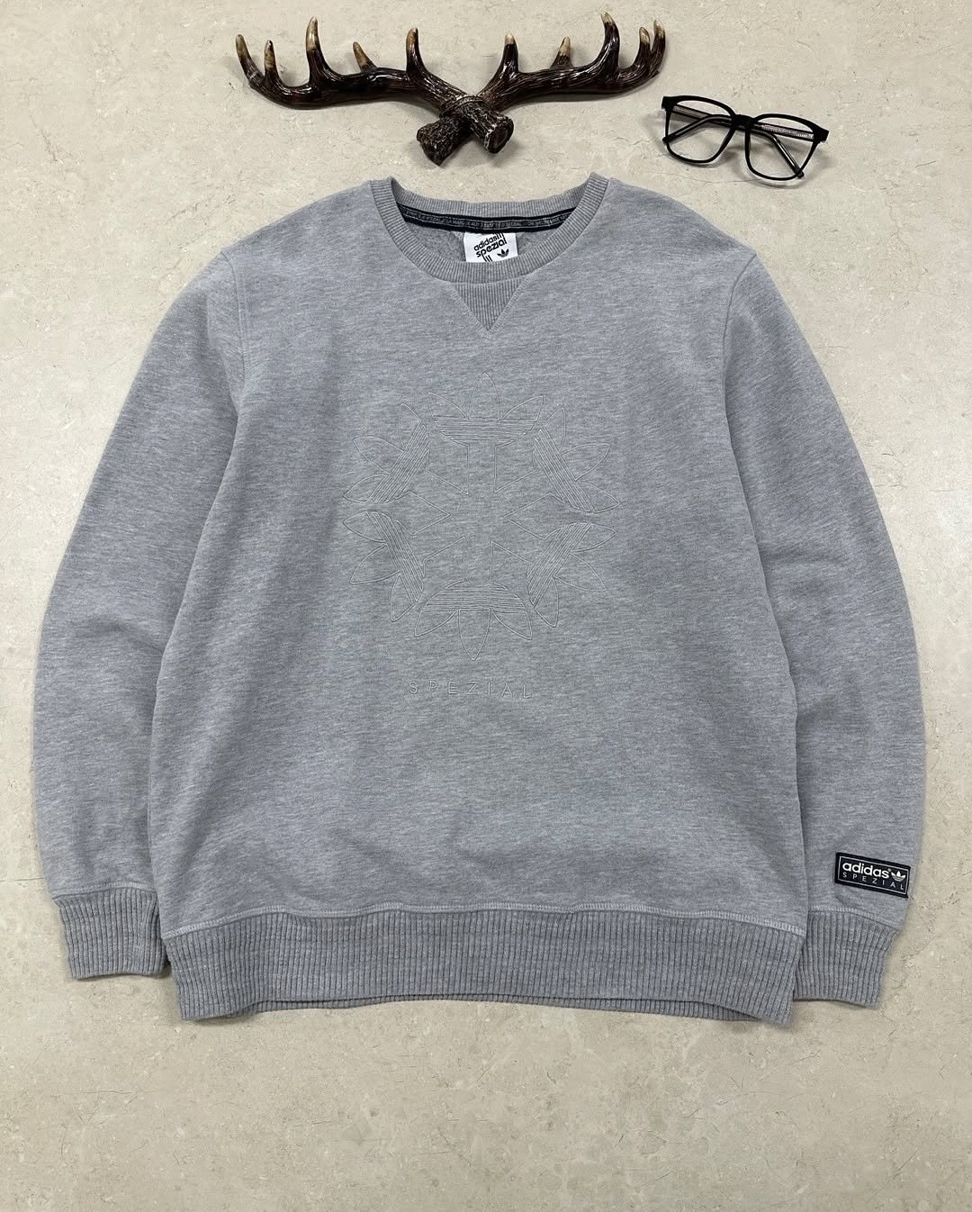 Photo by 디어 빈티지샵 (빈티지 구제 가디건 브랜드 의류) on April 14, 2026. May be an image of sweater, fleece, wool, sweatshirt and text.