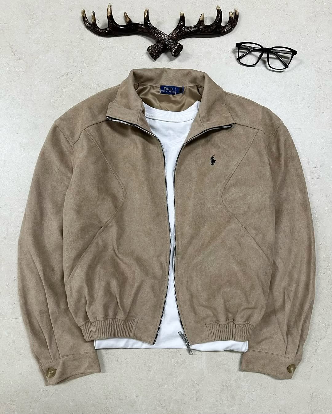 Photo by 디어 빈티지샵 (빈티지 구제 가디건 브랜드 의류) on September 10, 2025. May be an image of coat, fleece, jacket and text.