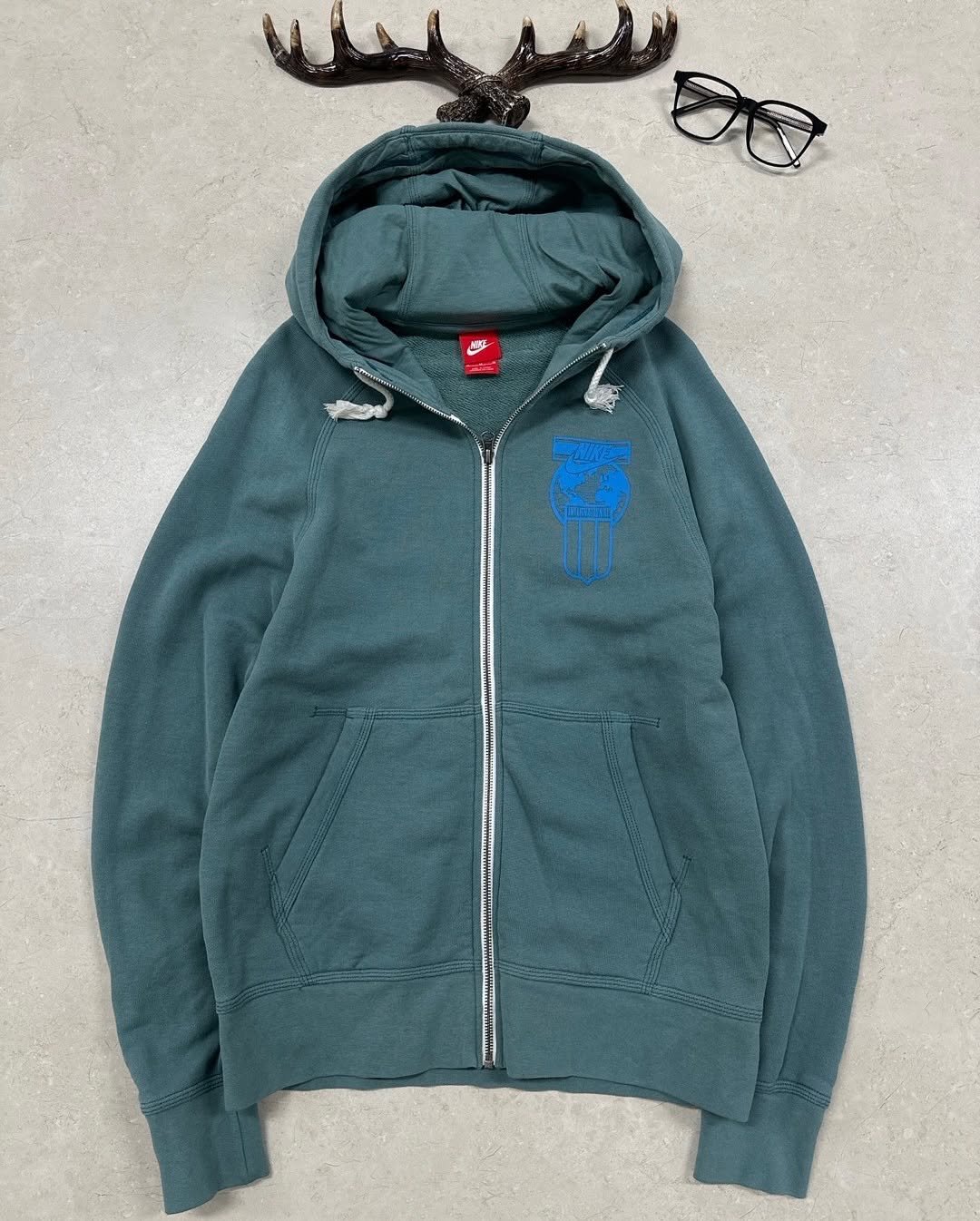 Photo by 디어 빈티지샵 (빈티지 구제 가디건 브랜드 의류) on April 17, 2026. May be an image of duffle coat, sweater, fleece, jacket, parka, sweatshirt and text.