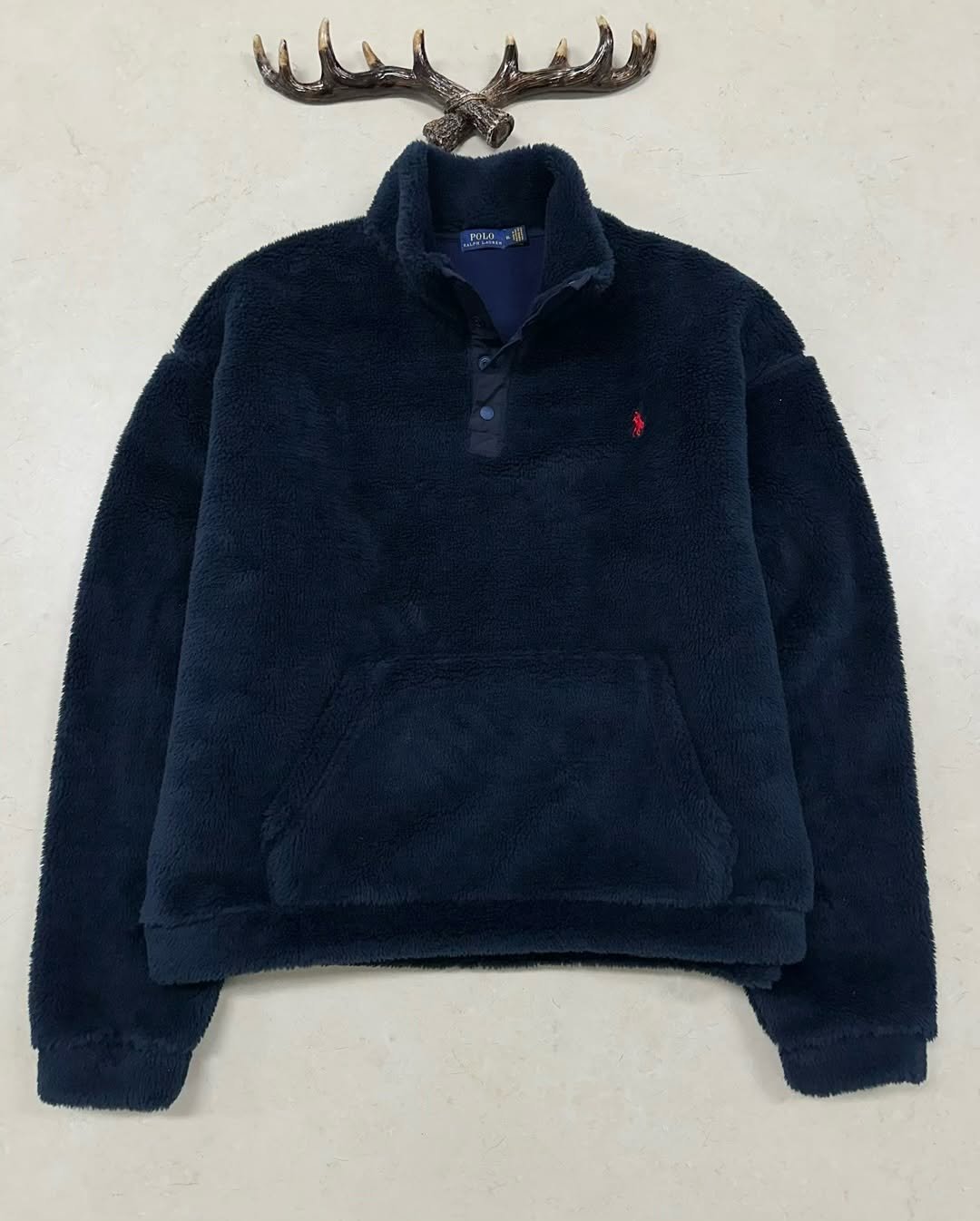 Photo by 디어 빈티지샵 (빈티지 구제 가디건 브랜드 의류) on December 25, 2025. May be an image of sherpa coat, fleece, jacket, parka and text.