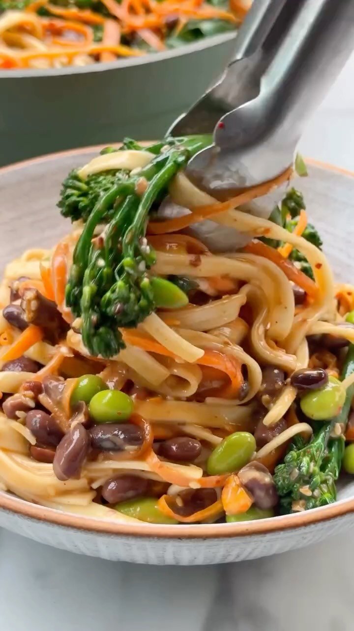 deliciouslyella 게시물 이미지: Tahini & Chilli Noodles 😍 Recipe below!

This...