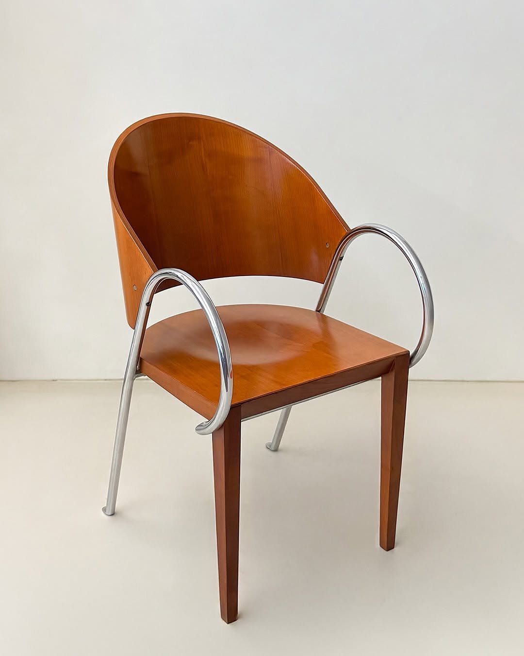 Photo by Della Bottega on September 01, 2025. May be an image of armchair, chair and rocking chair.