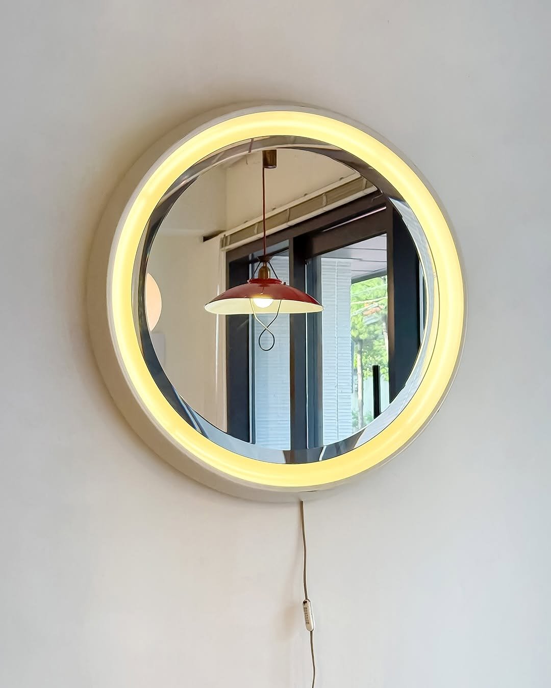 Photo by Della Bottega on August 28, 2025. May be an image of lighting, mirror, chandelier, lightbulb, lamp shade and indoors.