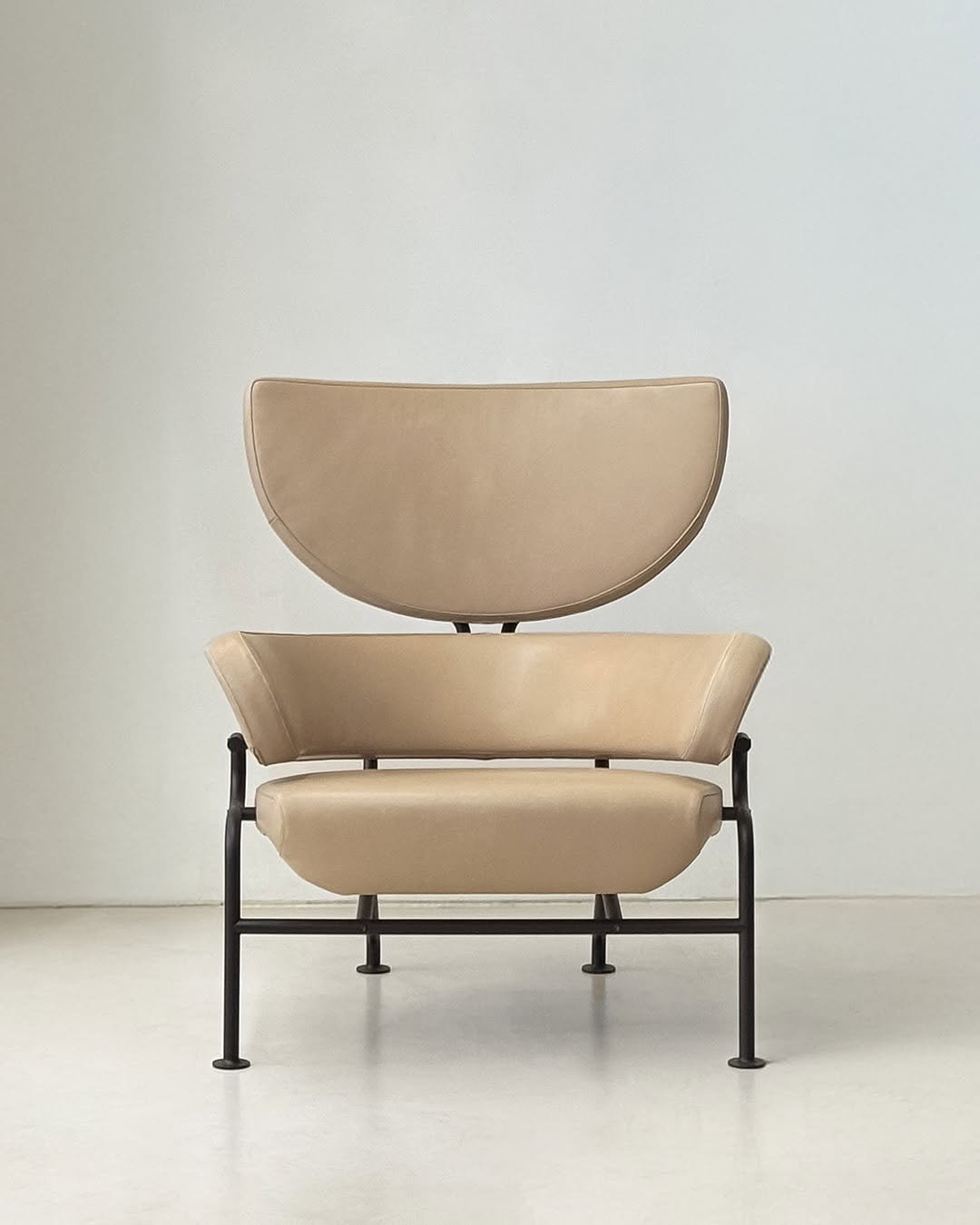 Photo by Della Bottega on August 18, 2025. May be an image of armchair, chair and chaise lounge.