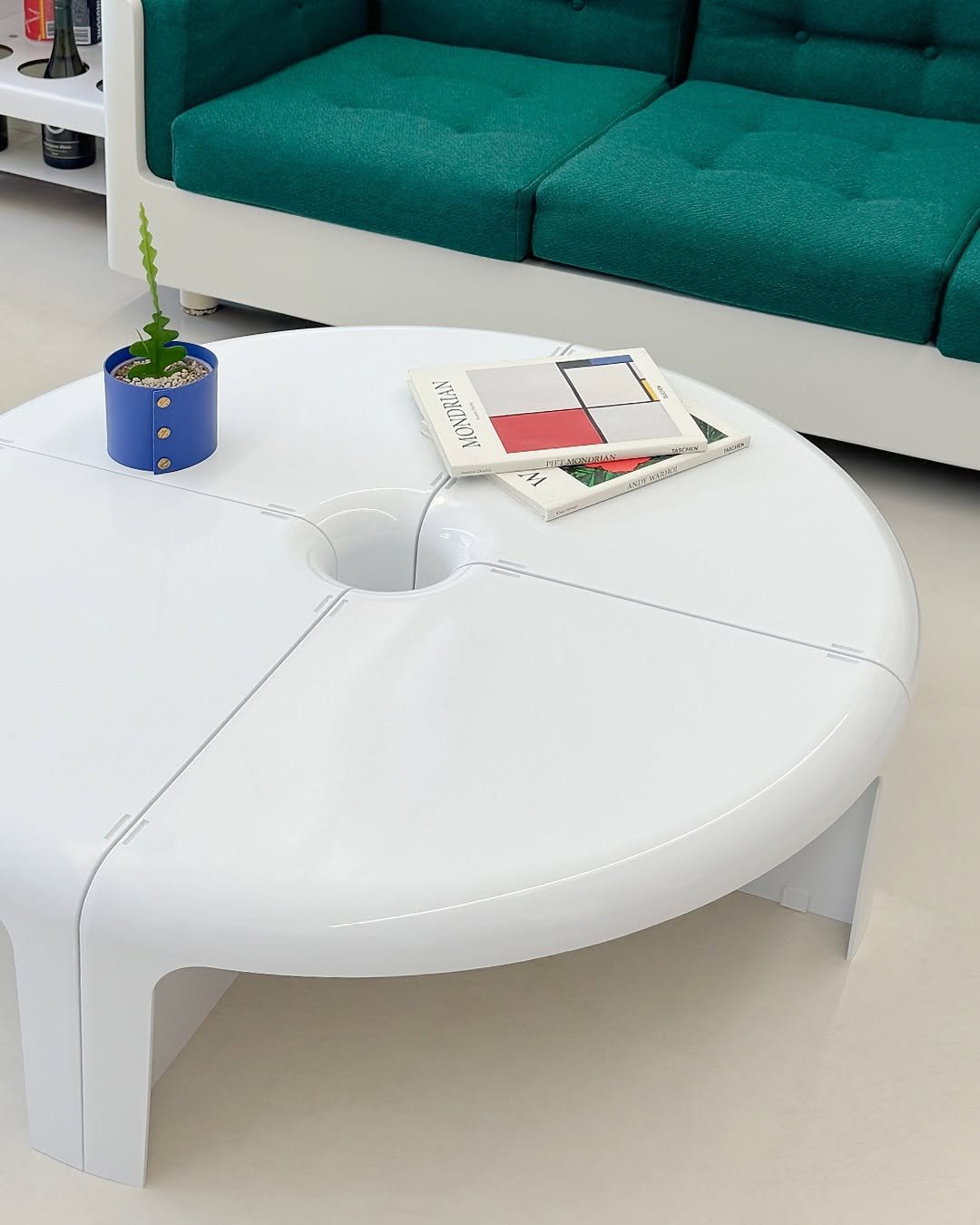 Photo by Della Bottega on July 24, 2025. May be an image of table, sofa, armchair, chaise lounge, living room, indoors and text.