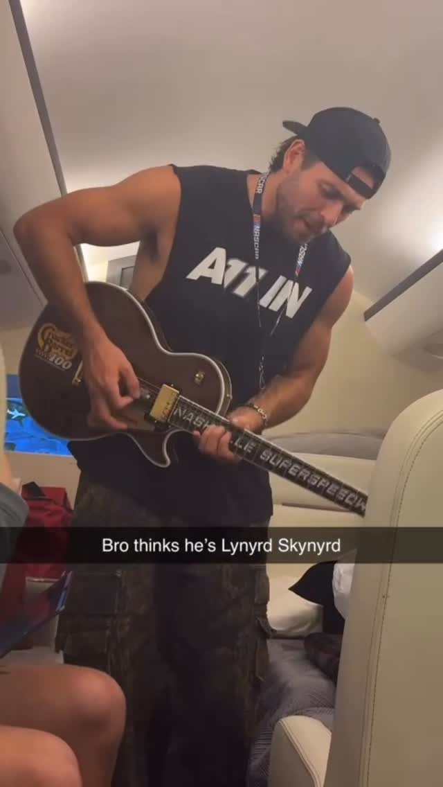 dennyhamlin 게시물 이미지: Free Bird on the bird 🛩️