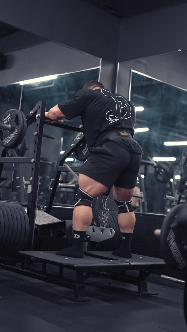 dereklunsford_ 게시물 이미지: Back home… finally able to train legs....