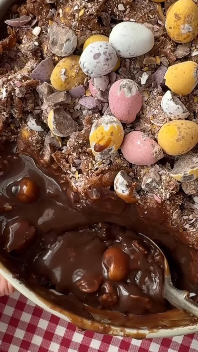 desertislanddishes 게시물 이미지: Chocolate Dream Cake with Mini Eggs 😍😍

A rich...