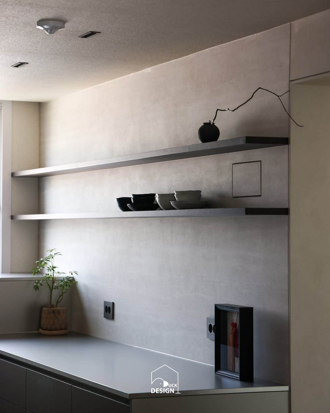 design__duck 게시물 이미지: 답답했던 ㄱ자구조의 주방을 덜어내고
시원한 직선의 미학을 담은 주방으로...