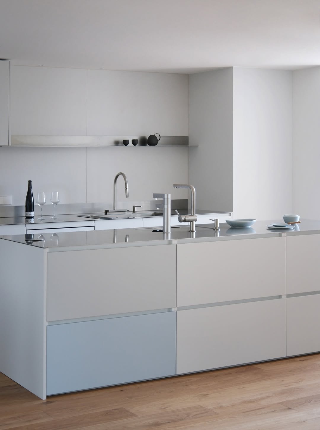 Photo by (주)디자인진작  DESIGN JINJAK in 도곡 렉슬아파트 with @museumofmodernkitchen. May be an image of kitchen island, range hood, sink, faucet, countertop, indoors, kitchen and text.