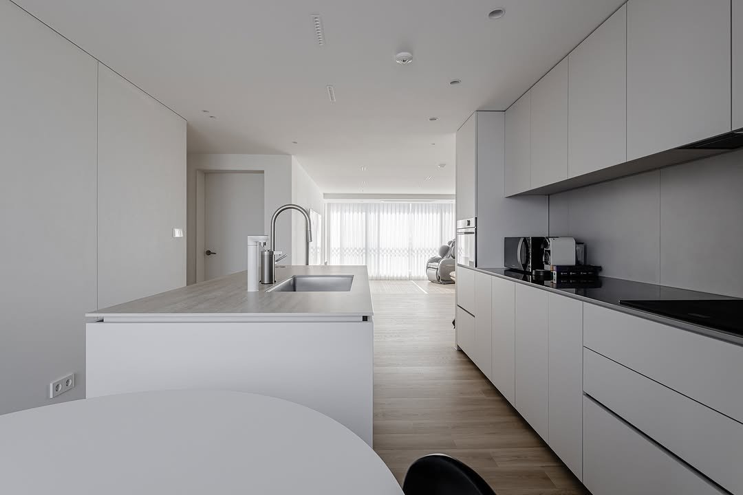 Photo by (주)디자인진작  DESIGN JINJAK in 잠실엘스. May be an image of lighting, countertop, indoors, kitchen and text.