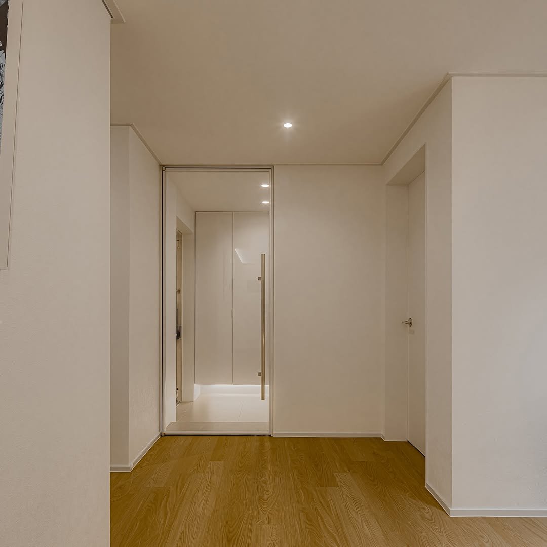 Photo by (주)디자인진작  DESIGN JINJAK on November 27, 2025. May be an image of furniture, sliding door, indoors, hallway and text.