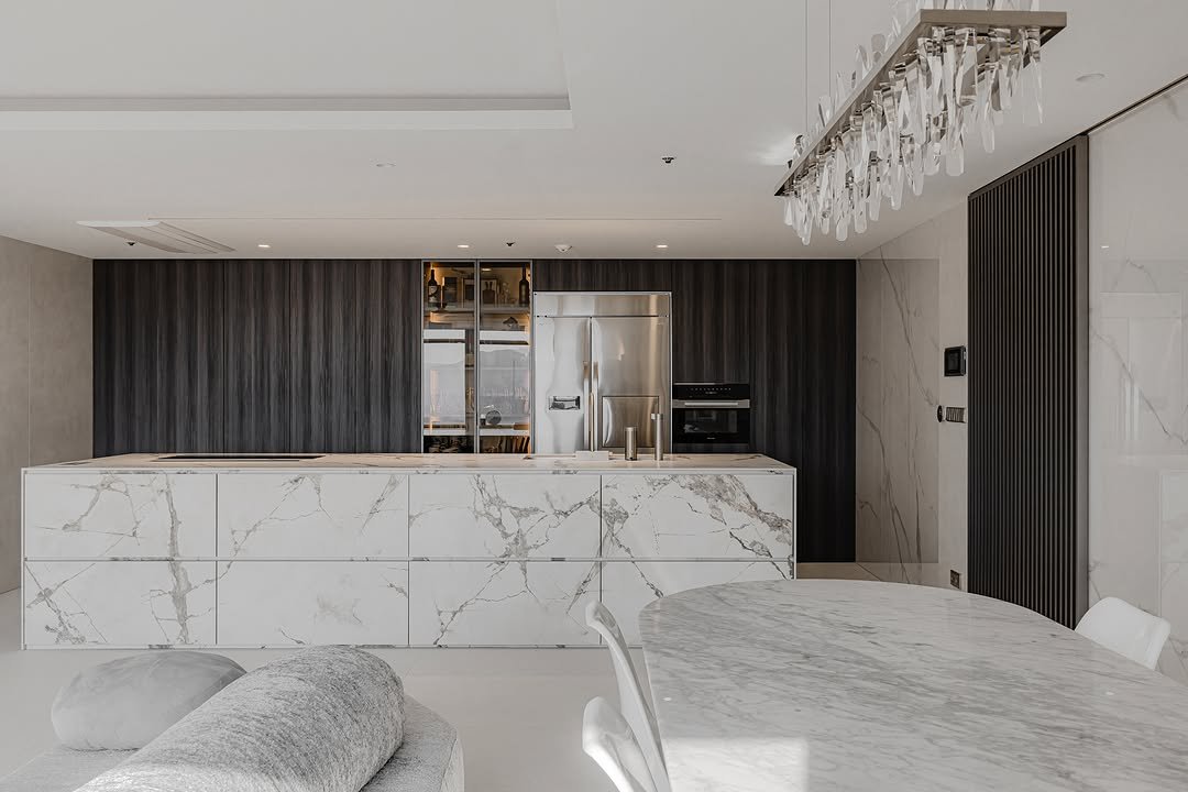 Photo by (주)디자인진작  DESIGN JINJAK on November 20, 2025. May be an image of lighting, furniture, indoors, kitchen and text.