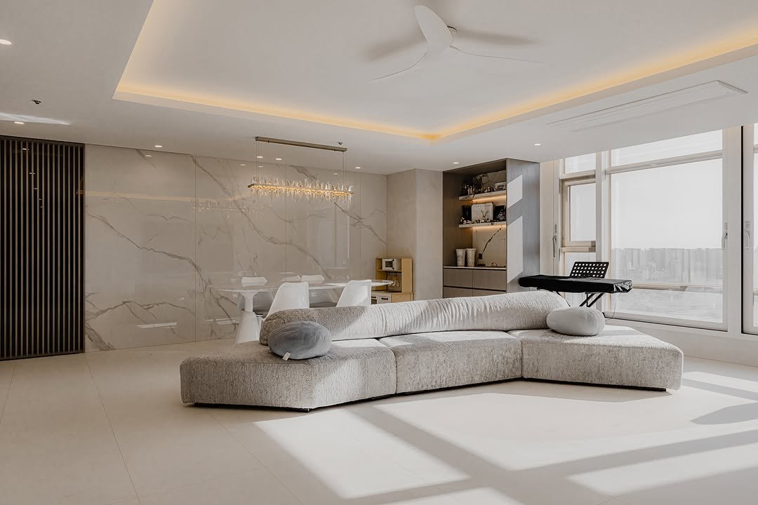 Photo by (주)디자인진작  DESIGN JINJAK on November 13, 2025. May be an image of bed, lighting, headboard, indoors, bedroom and text.