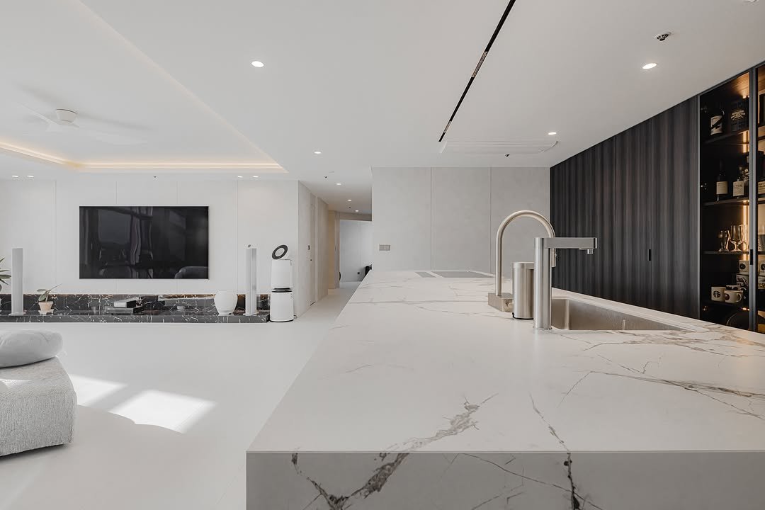 Photo by (주)디자인진작  DESIGN JINJAK on November 26, 2025. May be an image of countertop, kitchen appliance and kitchen.