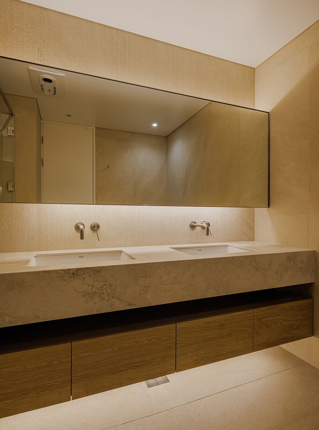 design_jinjak 게시물 이미지: _
단순함에 집중한 모던한 욕실

#강남인테리어#청담동인테리어

Place :...