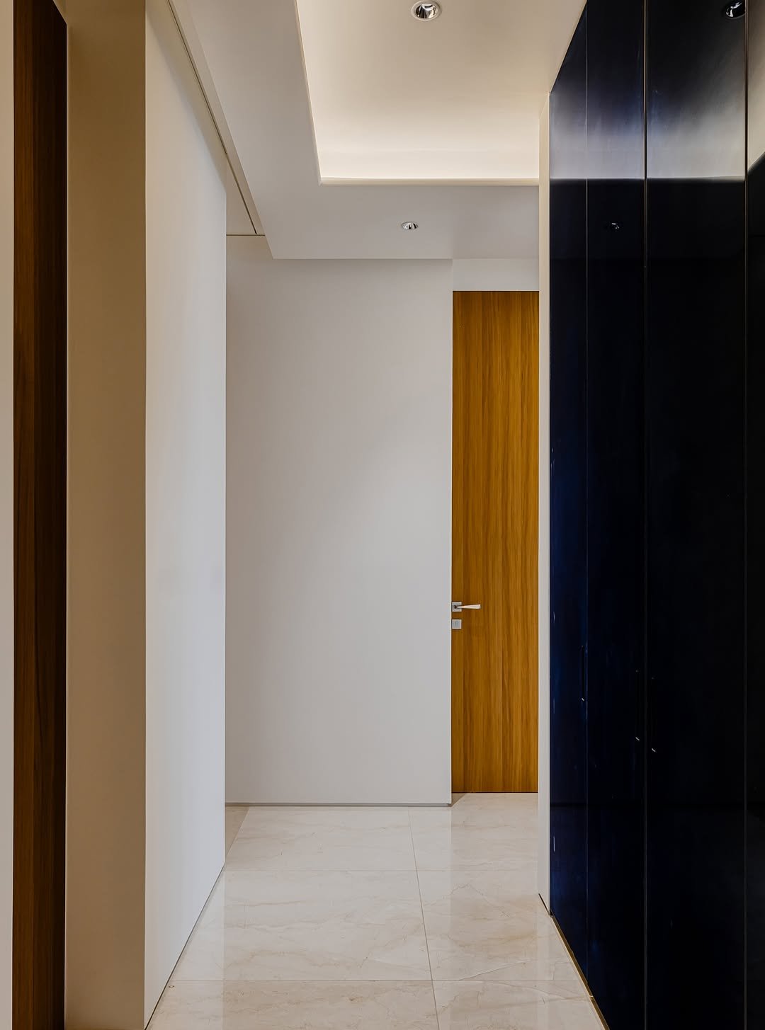 Photo by (주)디자인진작  DESIGN JINJAK on September 11, 2025. May be an image of lighting, indoors, hallway and text.