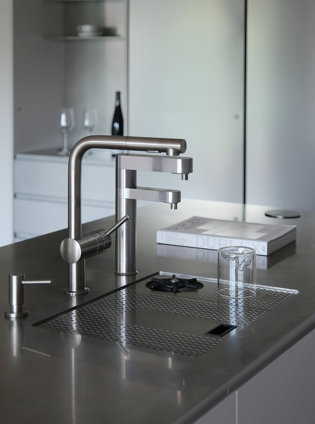 Photo by (주)디자인진작  DESIGN JINJAK on September 27, 2025. May be an image of sink, faucet, kitchenware, kitchen appliance, countertop, kitchen and text.