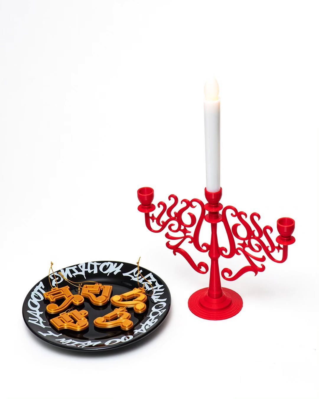 Photo by 김도연 designedbyyeon on December 11, 2025. May be an image of candle holder, napkin ring, candle and pretzel.