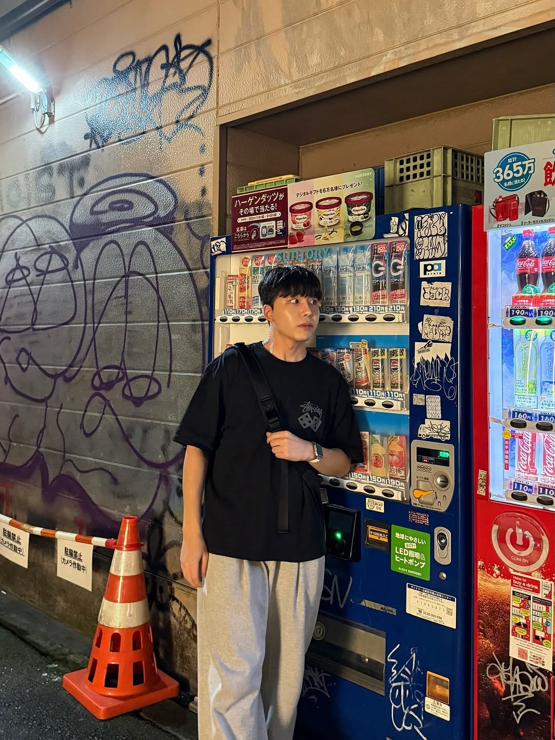 Photo by 디자이너 키 ㅣ 포토샵•일러스트레이터•영상편집•디자인 on July 07, 2025. May be an image of 1 person, newsstand, street and text.