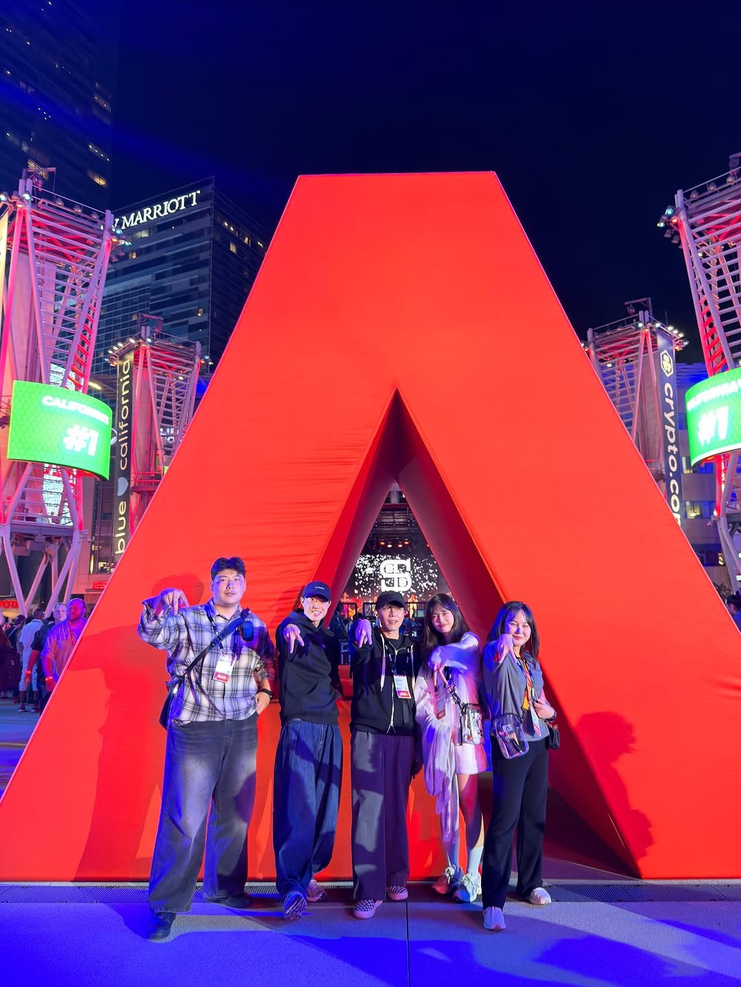 Photo shared by 디자이너 키 on November 01, 2025 tagging @wavideo, @chic__kr, @nmnustudio, @design_all_in_one, @adobekor, @todomoon_, @studio.nutty, and @tagonan_designer. May be an image of standing, Times Square and text that says 'MARRIOTT KMARROTT californid ornid M I'.