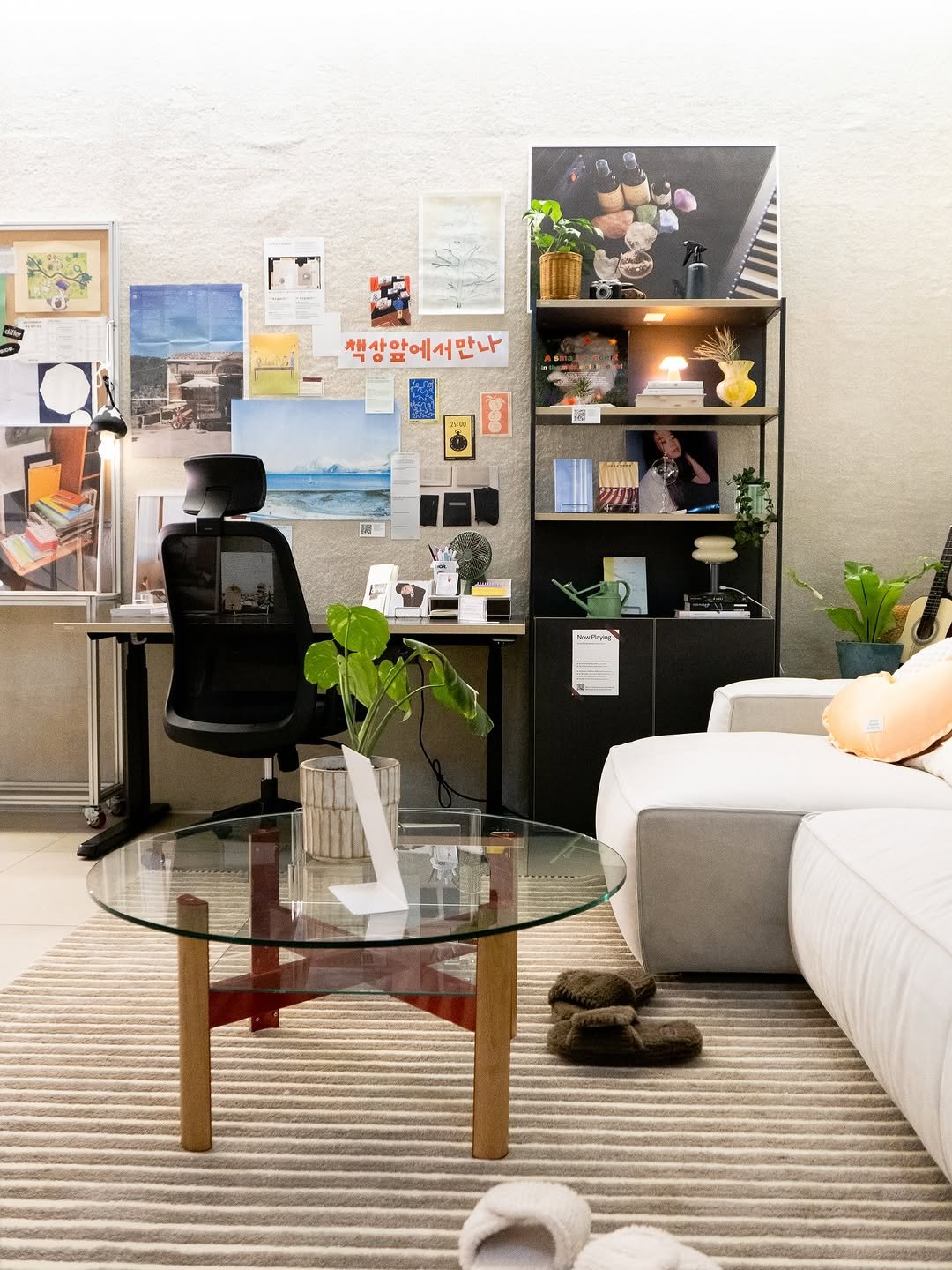 Photo shared by differ 디퍼 on September 24, 2025 tagging @desker_lounge_hd. May be an image of 1 person, bureau, chaise lounge, futon, armchair, sofa, desk, living room, indoors, office and text that says 'ስ 책상앞에서만나 Hamgg M.'.