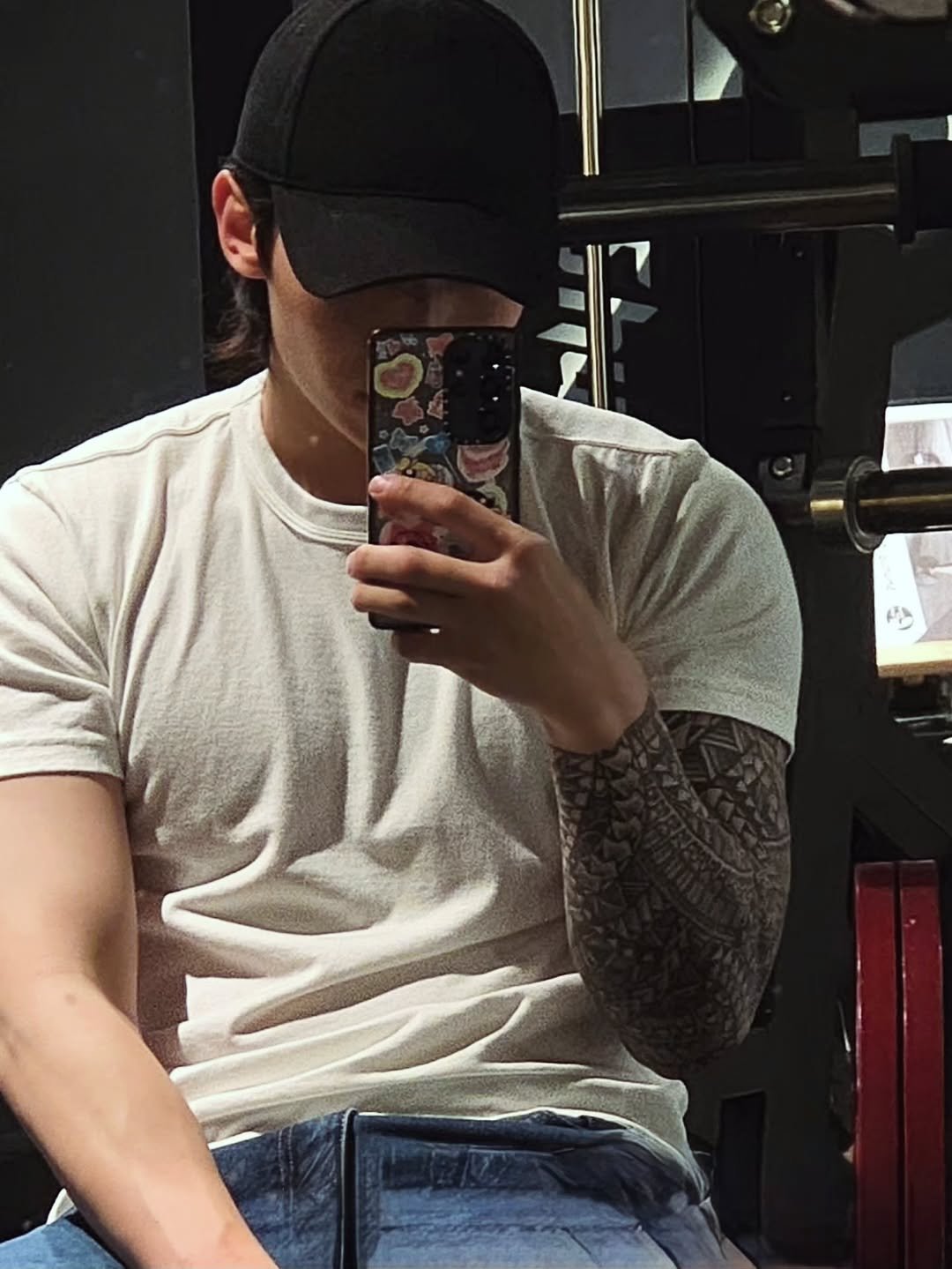 Photo by DEX / 김진영 on February 01, 2026. May be an image of one or more people, biceps, people bodybuilding, sweatpants, mirror and text.