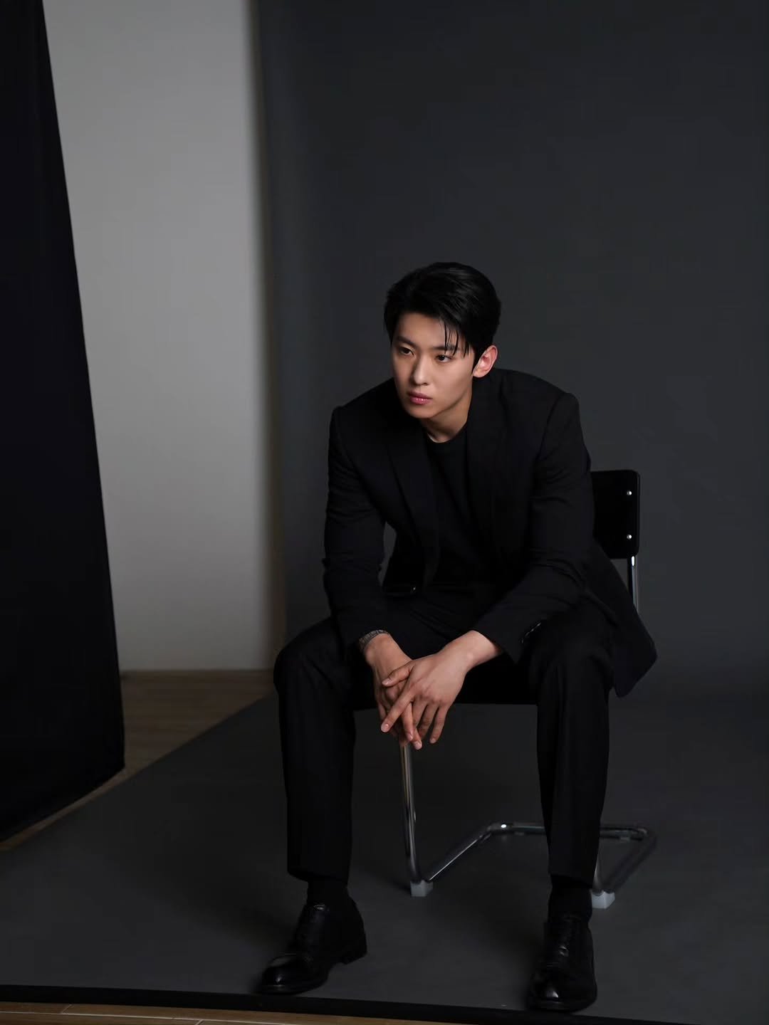 Photo by DEX / 김진영 on September 09, 2025. May be an image of top, suit, blazer, dinner jacket and bolo tie.