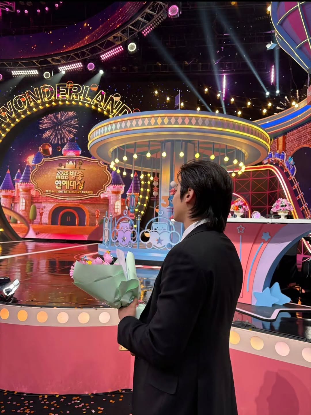 Photo by DEX / 김진영 on December 30, 2025. May be a cartoon of dinner jacket and text.