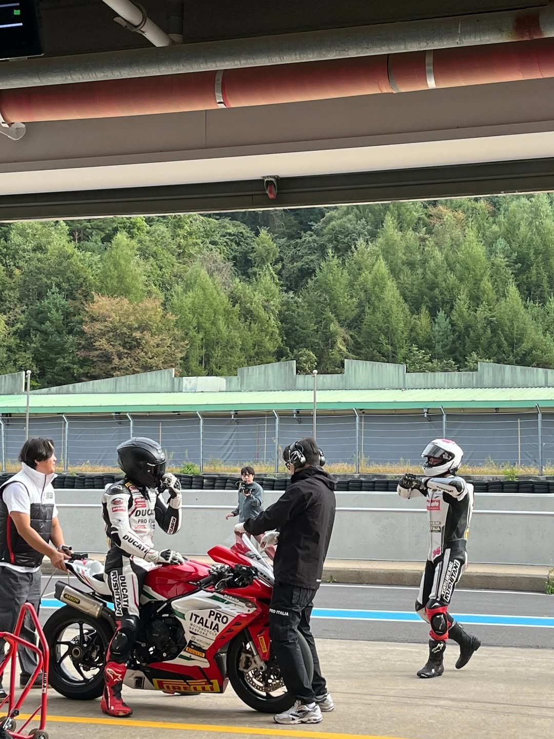 Photo shared by DEX / 김진영 on September 30, 2025 tagging @kabuto.korea, @ridinghouse_trackdayz, and @proitalia_official. May be an image of racing vehicles, motorcycle, helmet, scooter and text.
