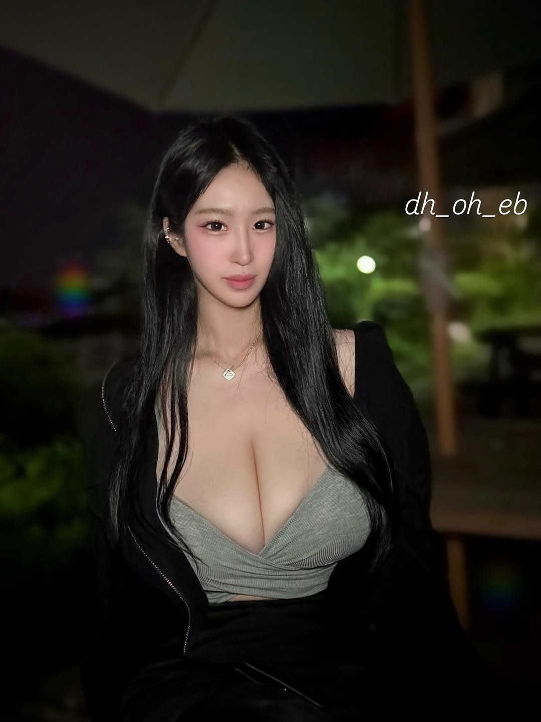 파라솔아래 아름다운 글래머 미녀