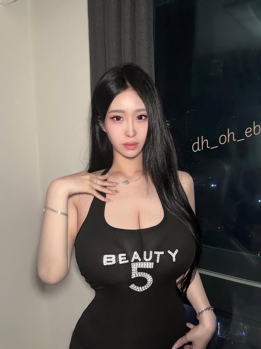 창문앞의 아름다운 글래머 미녀입니다