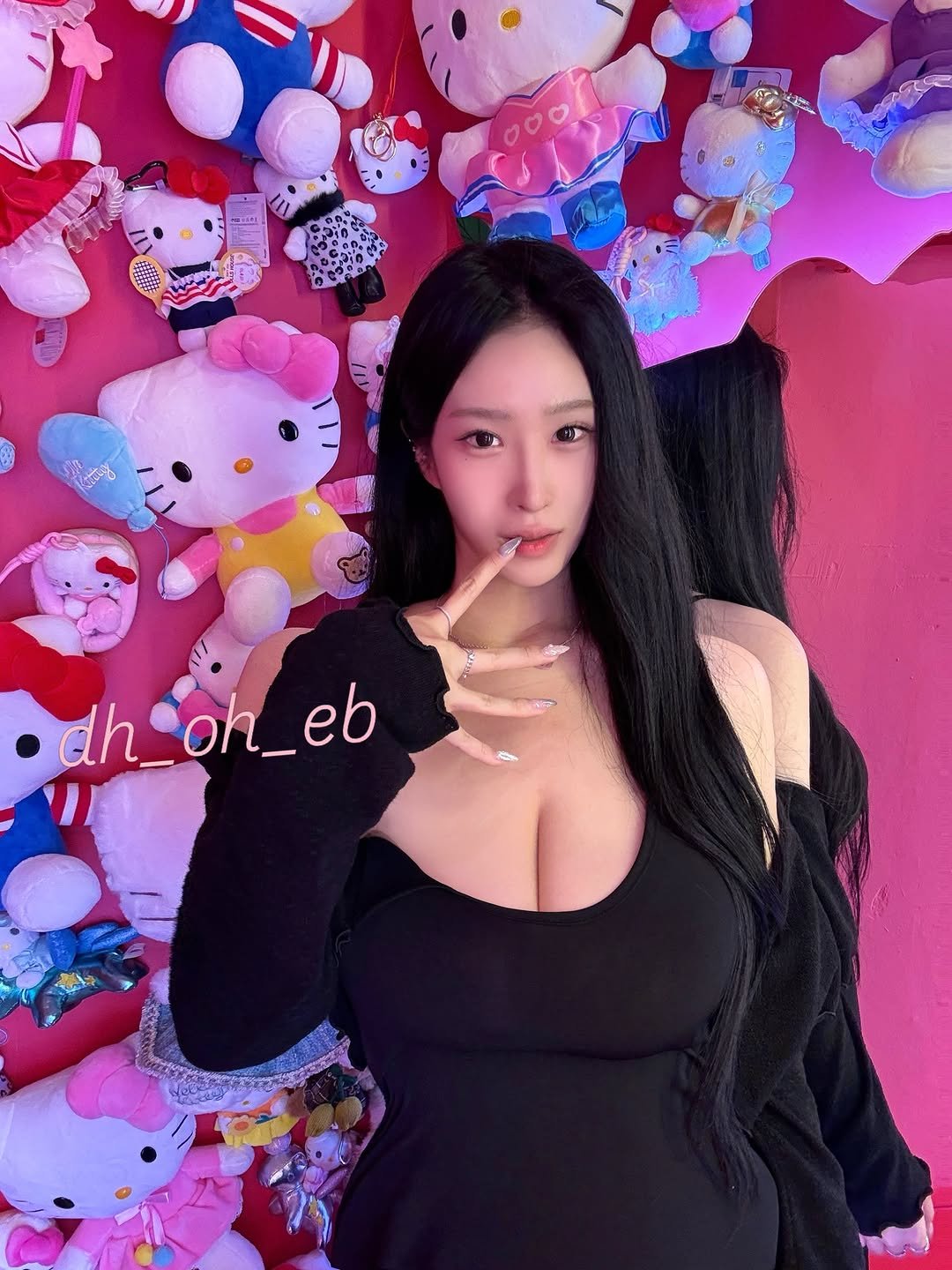 헬로키티와 아름다운 글래머미녀입니다