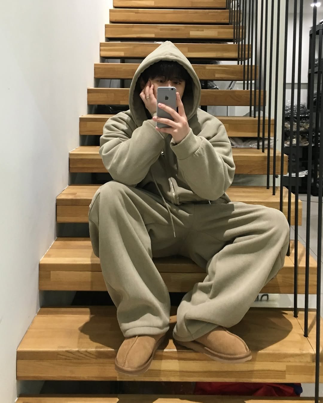 Photo by 도형, 디멘트 DMENT on January 16, 2026. May be an image of duffle coat, goosedown coat, bath robe, sweatpants, fleece, sweatsuit, parka and text.