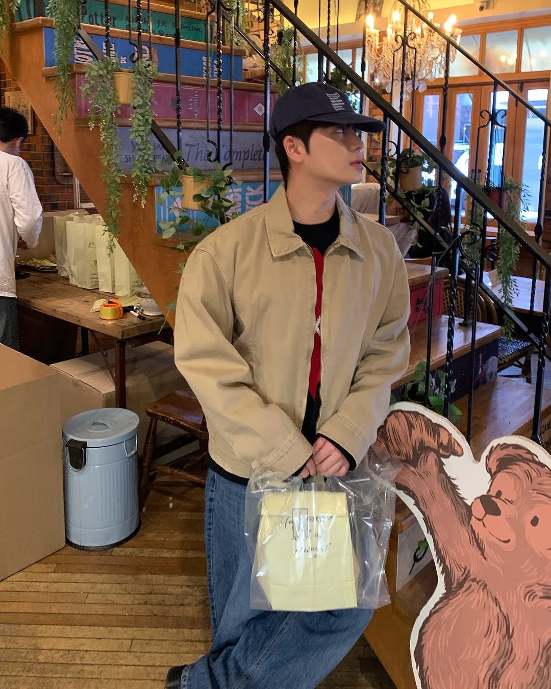 Photo by 도형, 디멘트 DMENT on October 26, 2025. May be an image of duffle coat, overcoat, parka, bolo tie, cornflower and text.