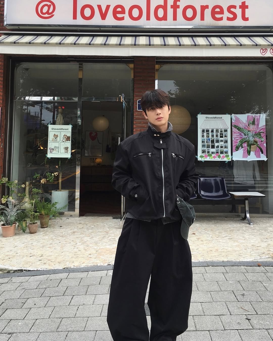 Photo by 도형, 디멘트 DMENT on September 26, 2025. May be an image of 1 person, duffle coat, goosedown coat, raincoat, military uniform, parka, sportswear, outdoors and text.