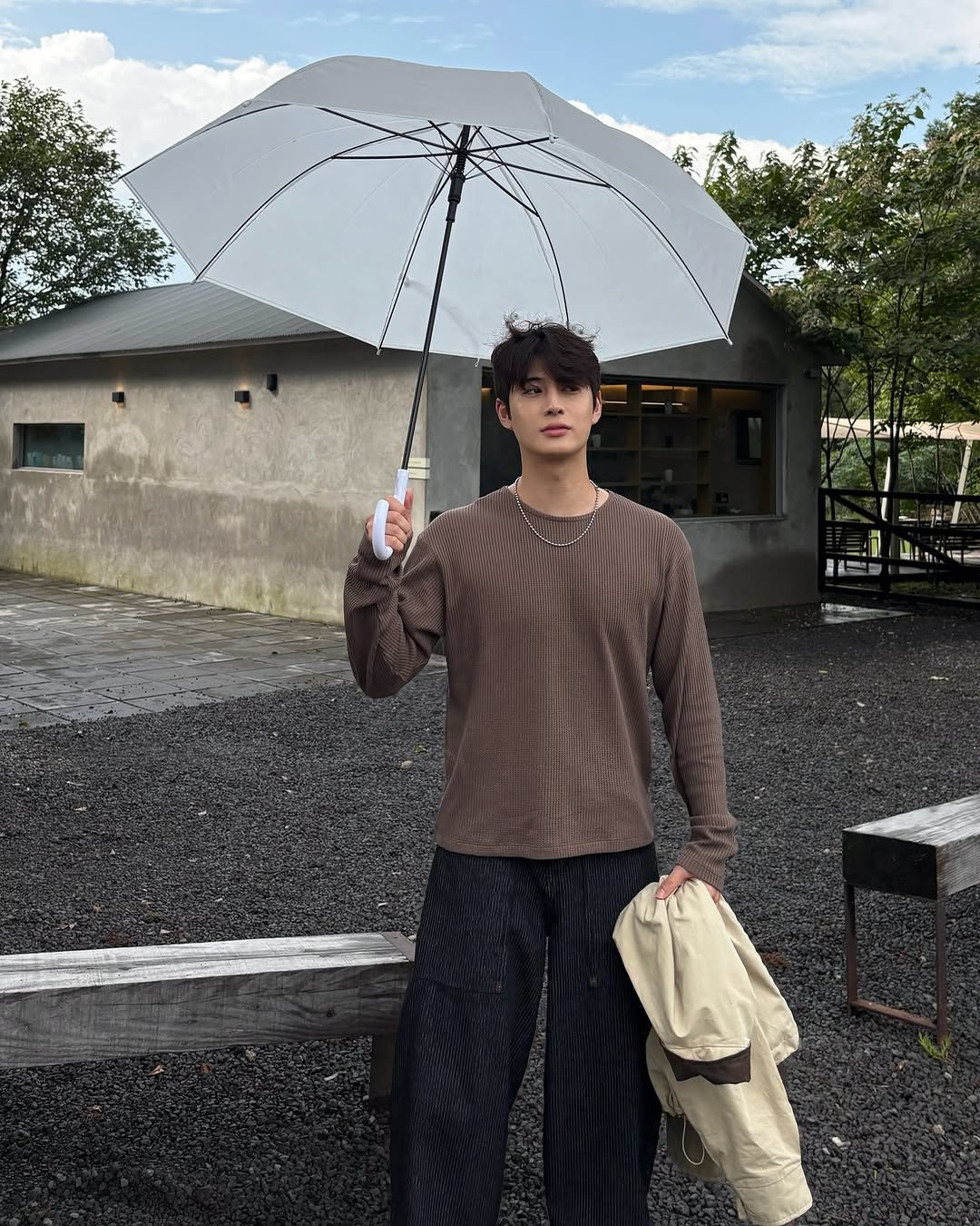 Photo by 도형, 디멘트 DMENT on September 21, 2025. May be an image of 1 person, duffle coat, umbrella, parka, parasol and text.