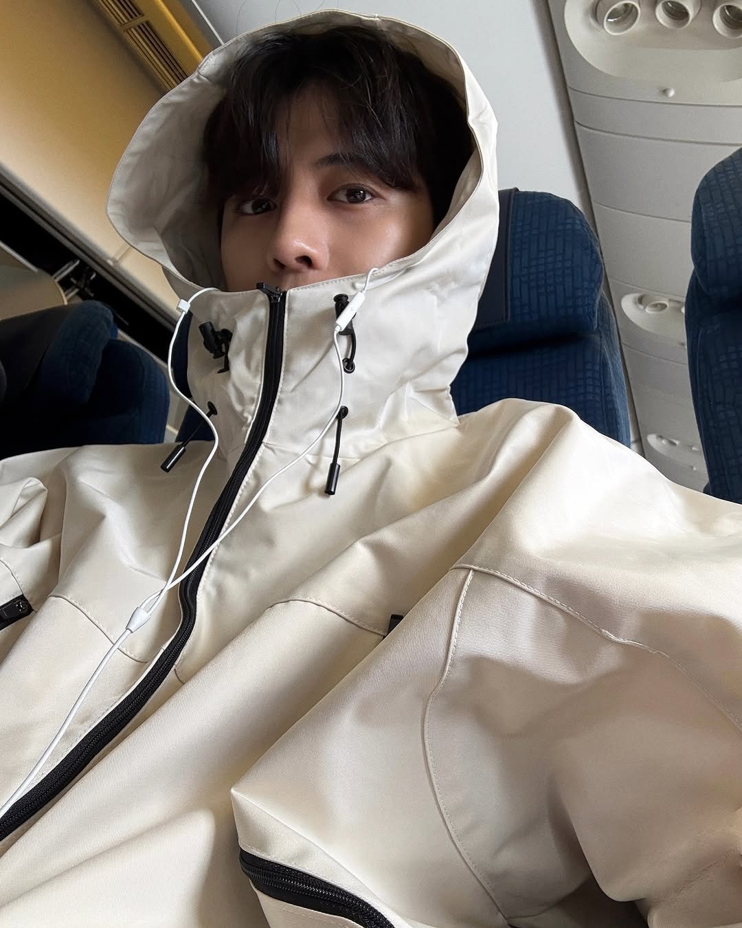 Photo by 도형, 디멘트 DMENT on September 17, 2025. May be an image of 1 person, duffle coat, parka and text.