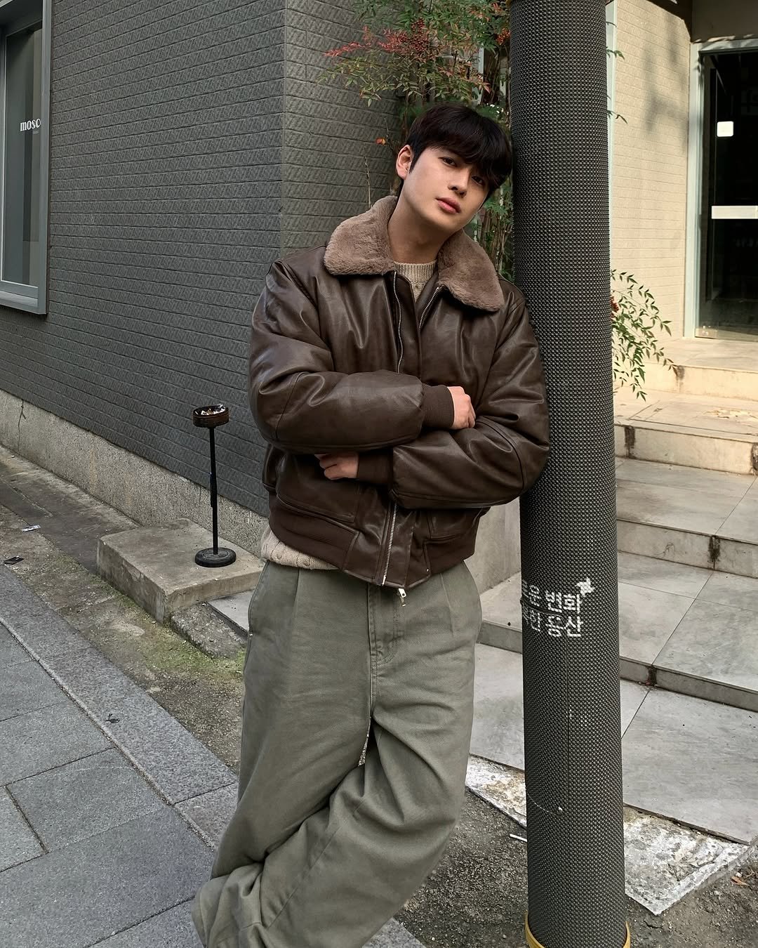 Photo by 도형, 디멘트 DMENT on October 28, 2025. May be an image of duffle coat, overcoat, wingtip shoes, goosedown coat, parka, beret and text.