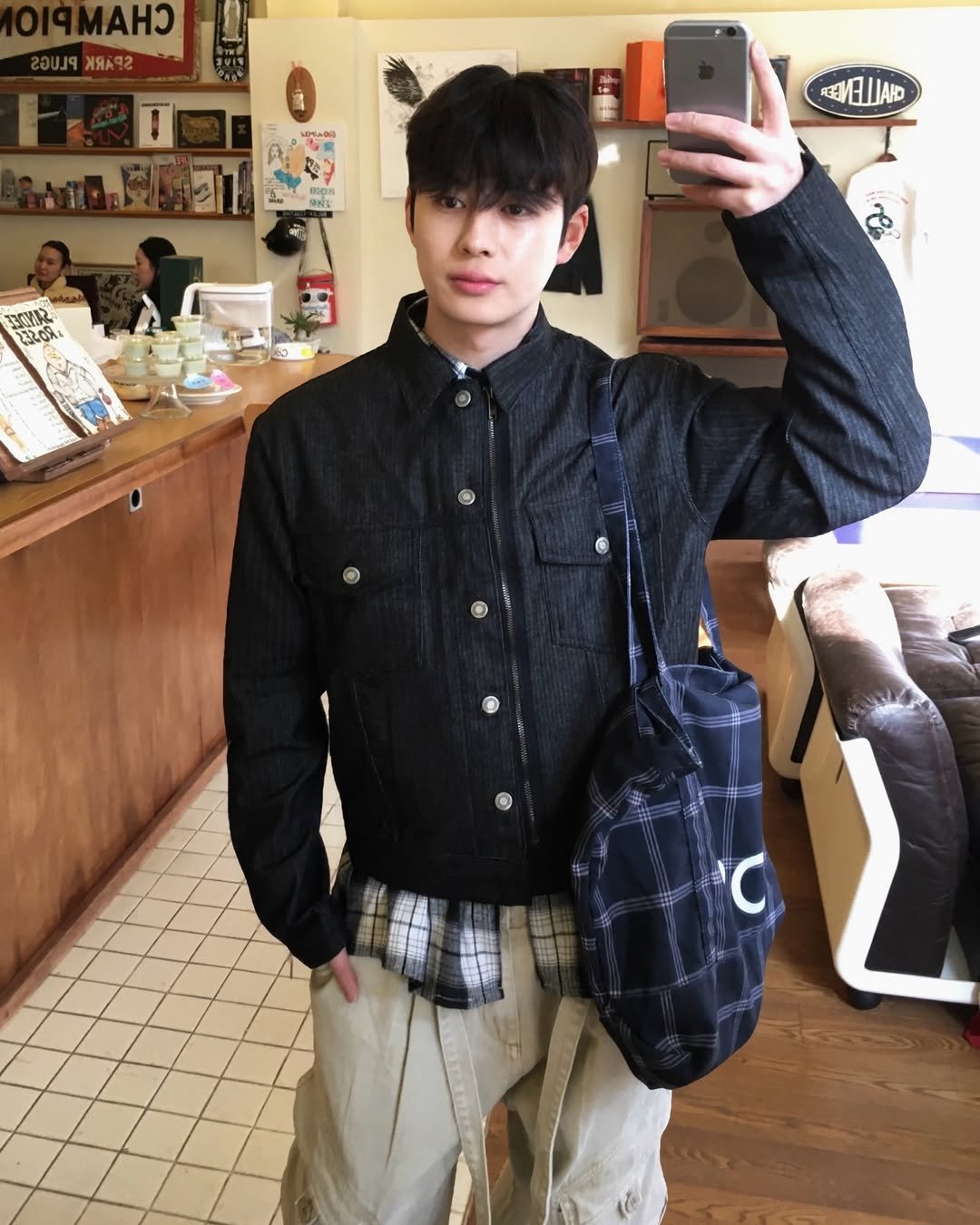 Photo by 도형, 디멘트 DMENT on February 02, 2026. May be an image of duffle coat, tool bag, bolo tie, kilt and text.