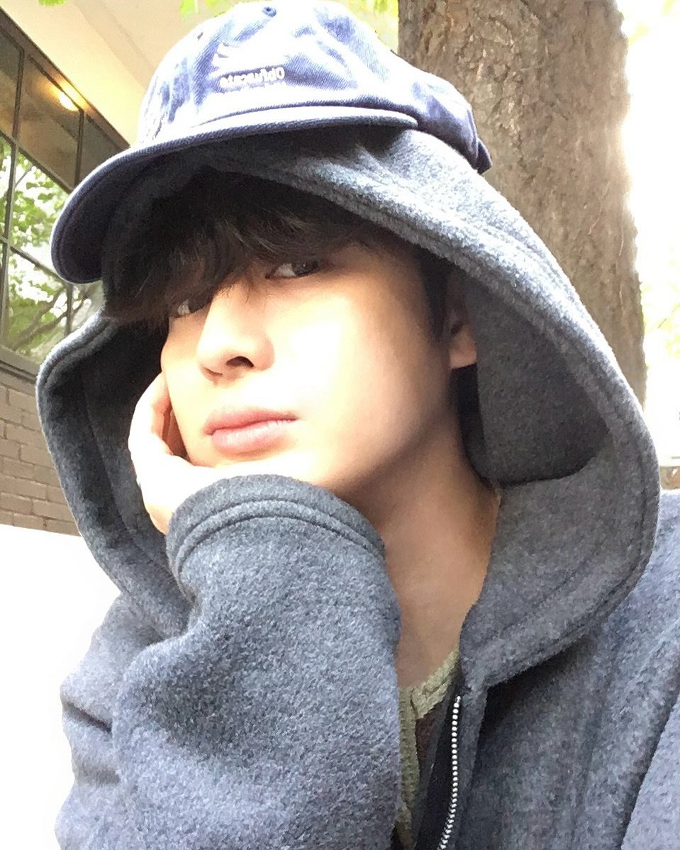 Photo by 도형, 디멘트 DMENT on October 24, 2025. May be an image of one or more people, hair, hat, duffle coat, parka and text.