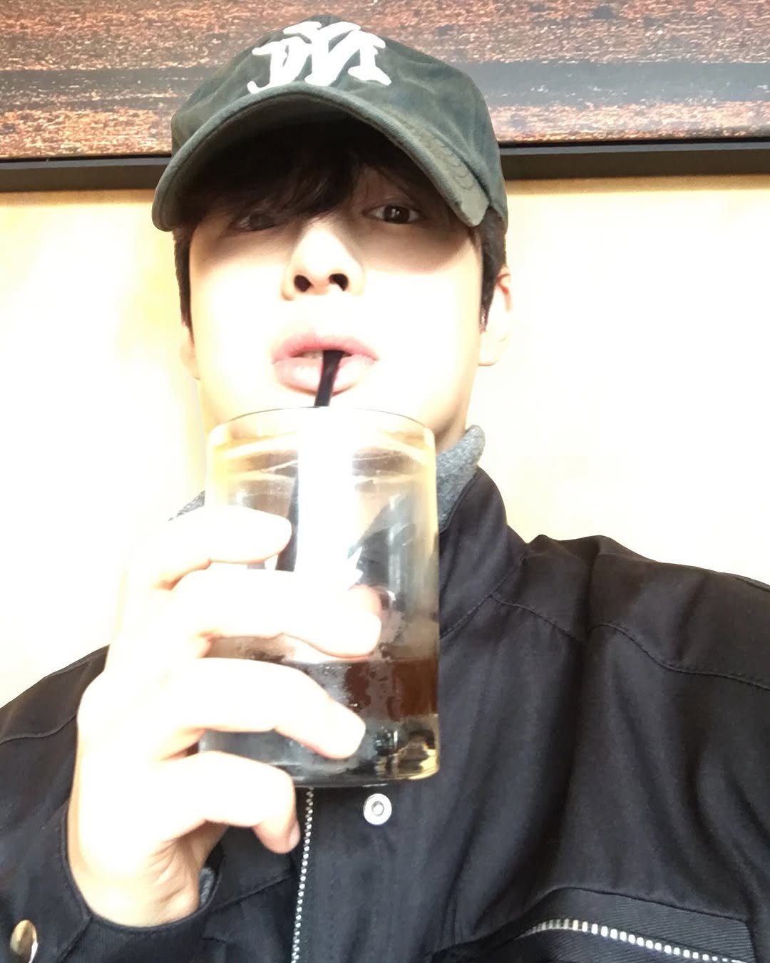 Photo by 도형, 디멘트 DMENT on September 27, 2025. May be an image of 1 person, drink, cornflower and text.