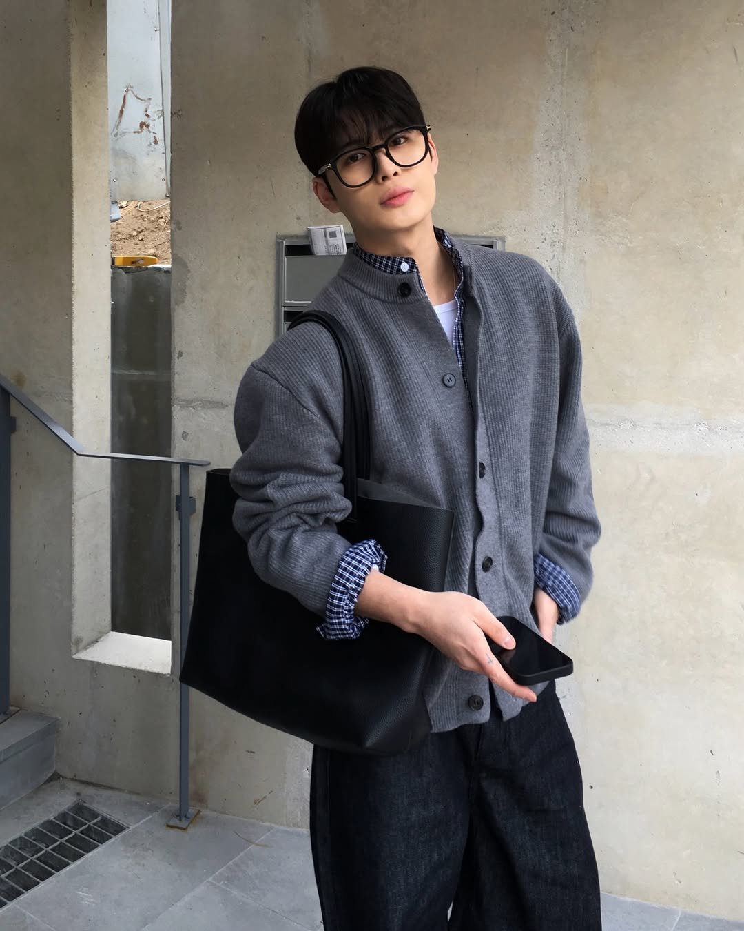 Photo by 도형, 디멘트 DMENT on January 29, 2026. May be an image of duffle coat, overcoat, blazer and text.