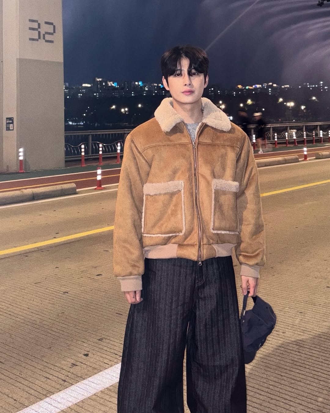 Photo by 도형, 디멘트 DMENT on November 05, 2025. May be an image of duffle coat, overcoat, goosedown coat, parka, turtleneck, bolo tie and text.