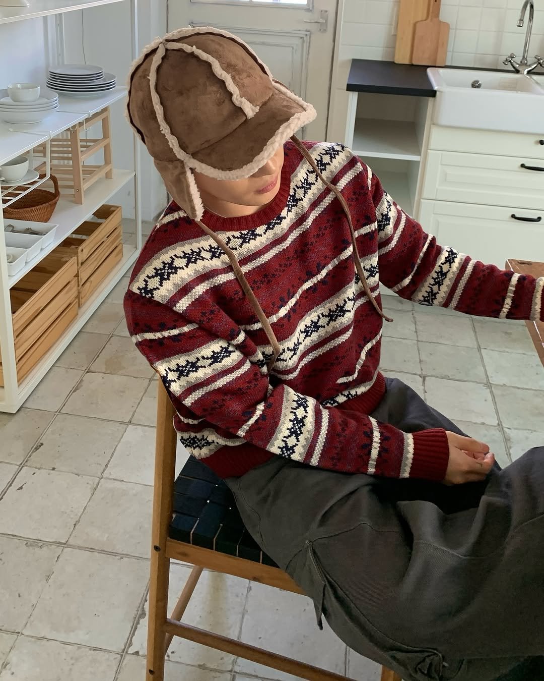 Photo by 도형, 디멘트 DMENT on November 09, 2025. May be an image of hat, duffle coat, clothes iron, sweater, wool, knit and text.