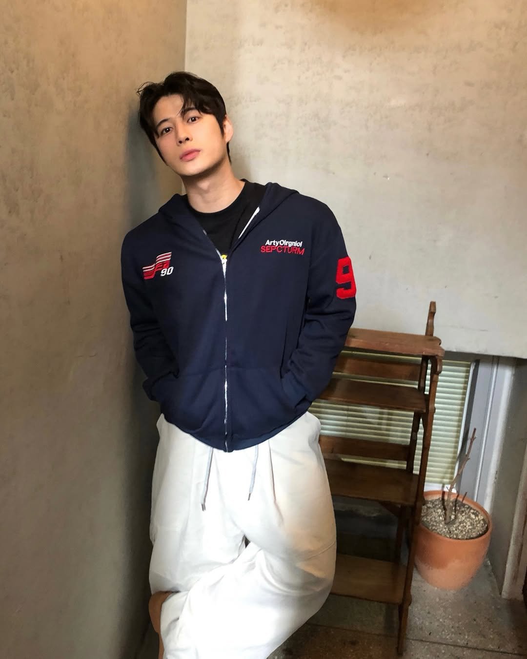 Photo by 도형, 디멘트 DMENT on March 25, 2026. May be an image of duffle coat, flight jacket, sweatpants, parka and text.